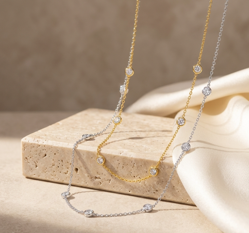 Collier Géométrique Scintillant · Finition Dorée ou Argentée