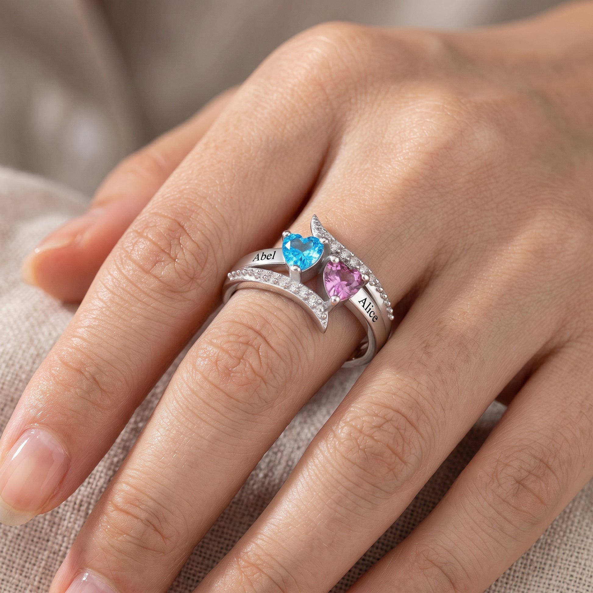 Bague cœur personnalisée portée, finition platine, prénoms Abel et Alice