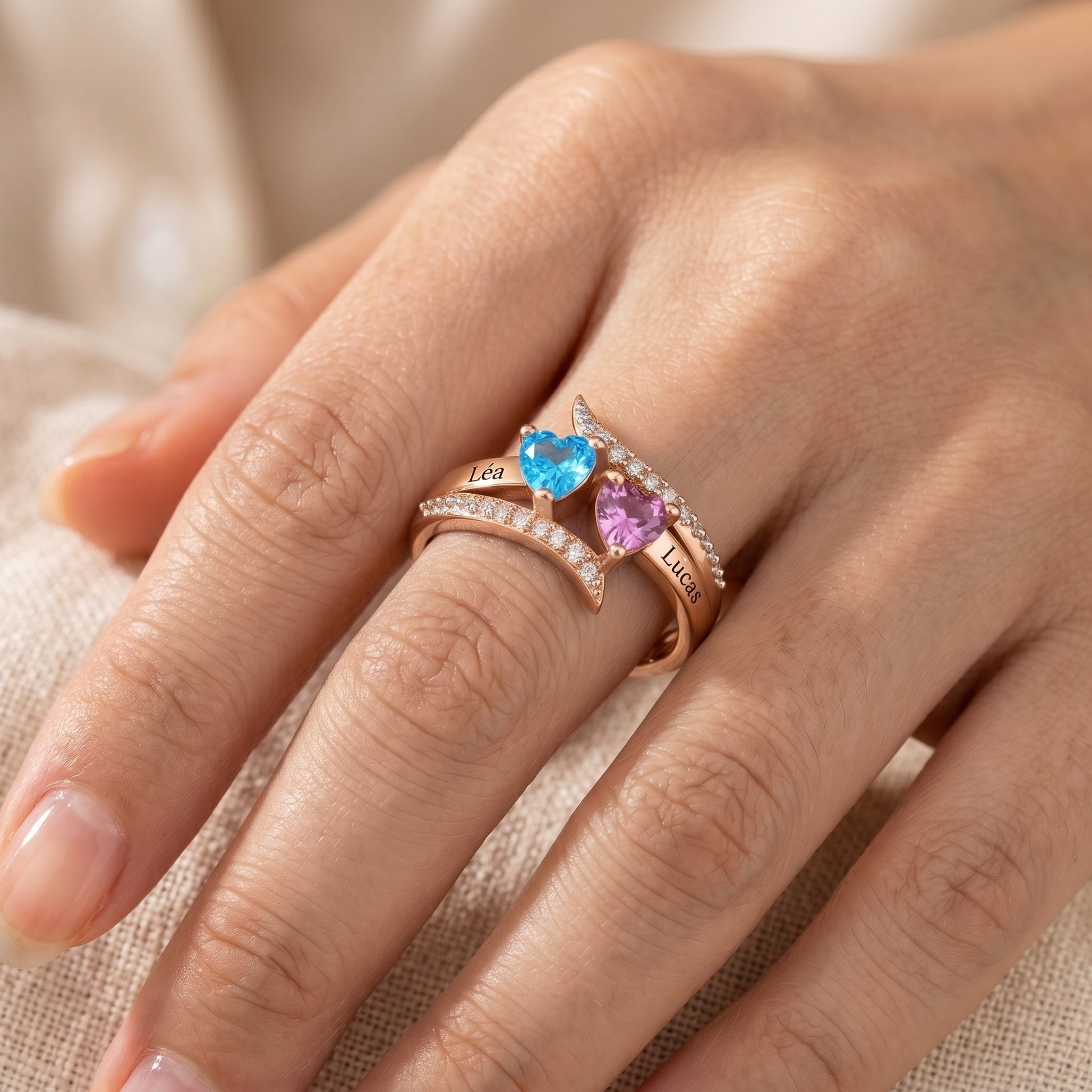 Bague cœur personnalisée portée, finition or rose, deux pierres de naissance en cœur