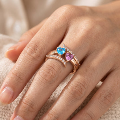 Bague cœur personnalisée portée, finition or rose, deux pierres de naissance en cœur
