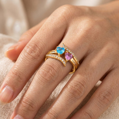 Bague cœur personnalisée portée, finition or, prénoms Léa et Lucas, pierres cœur bleue et rose