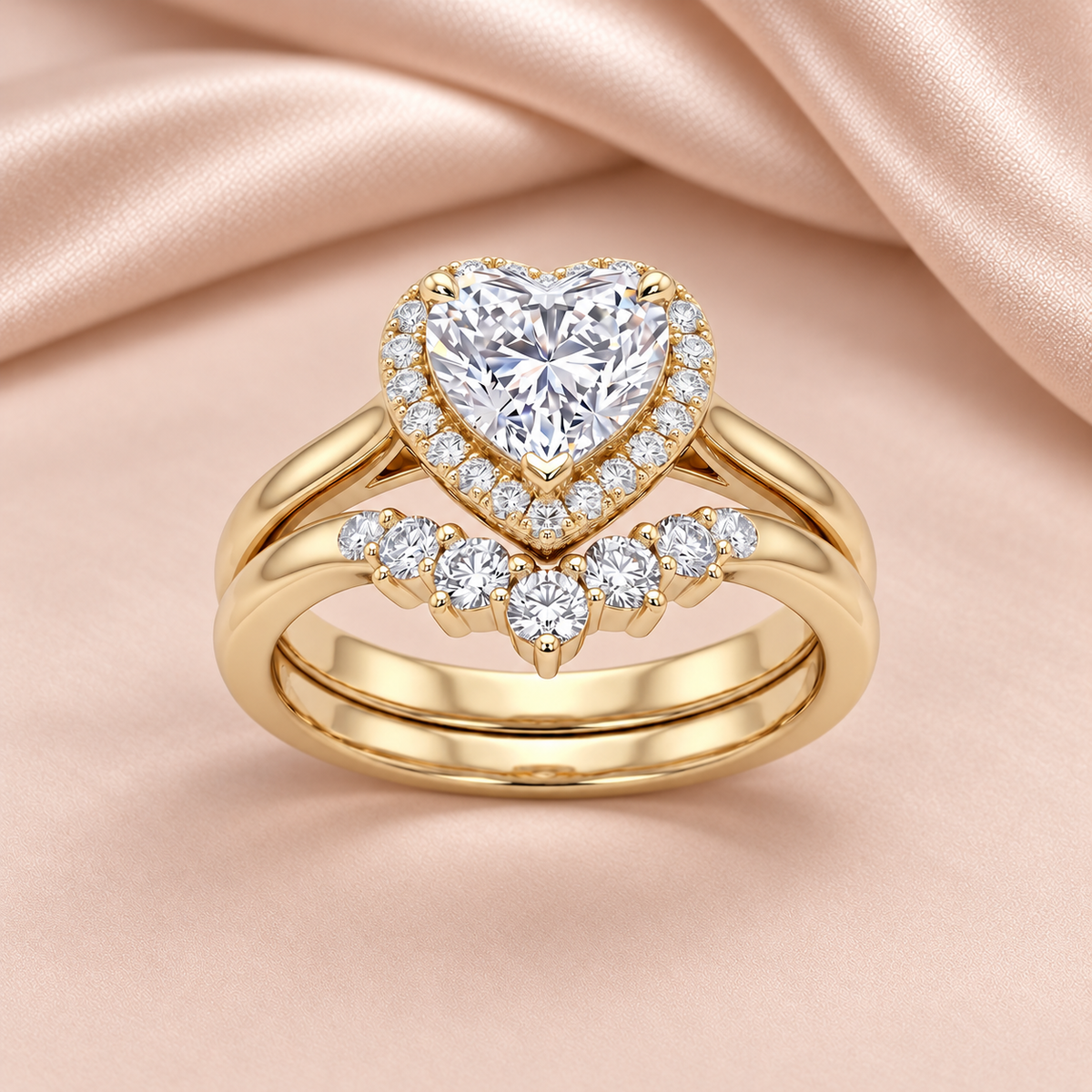 Bague cœur dorée et zircon sur fond beige rosé satiné