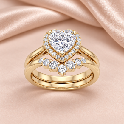Bague cœur dorée et zircon sur fond beige rosé satiné