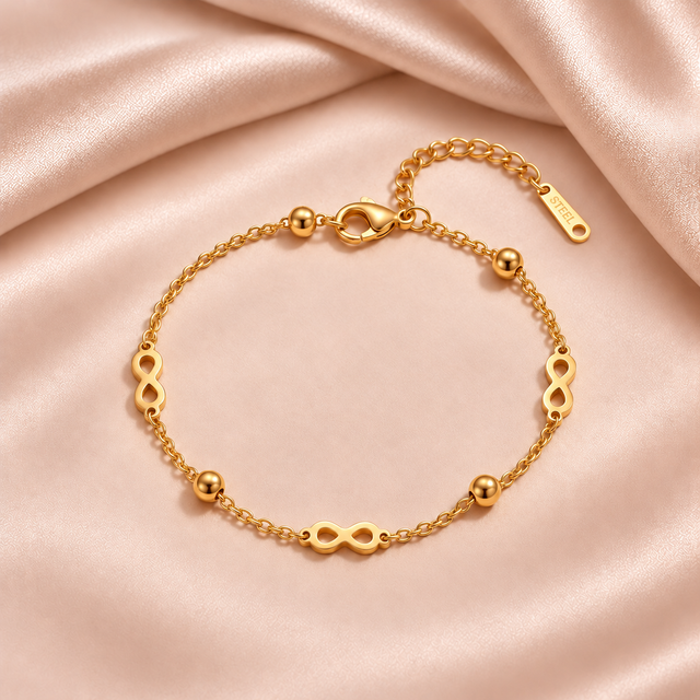 Bracelet infini doré sur satin beige rosé