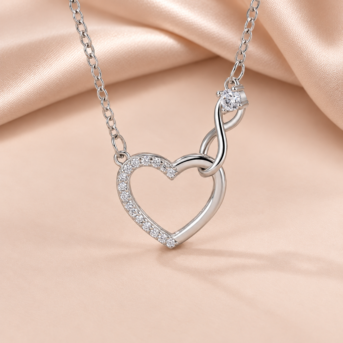 Collier Cœur Scintillant sur fond satin beige rosé