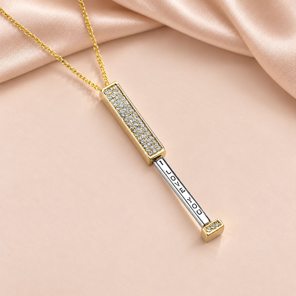 Collier Cylindre Télescopique Secret « I Love You » · Pavé Diamant & Acier Inoxydable — fond satin beige rosé