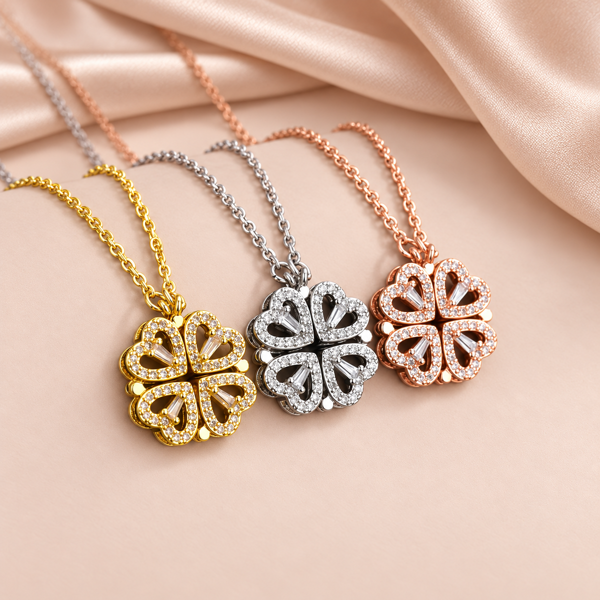 Collier Trèfle 4 Feuilles & Cœurs Zircon 2-en-1 · Transformable Acier Titane — fond satin beige rosé
