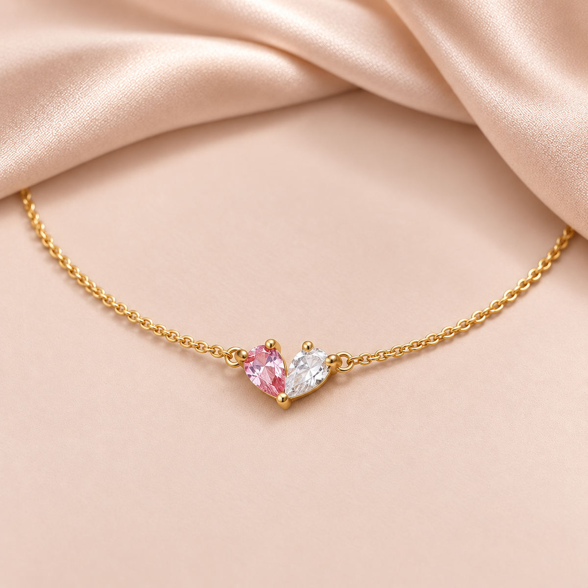 Bracelet Cœur Scintillant · Chaîne Ajustable sur fond satin beige rosé