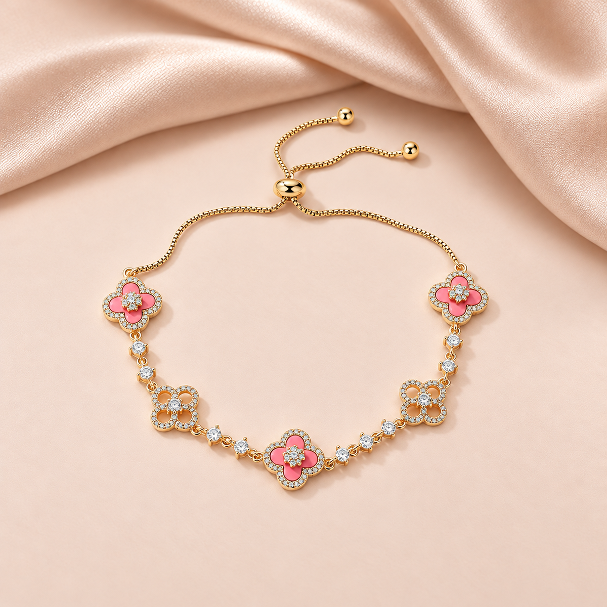 Bracelet Fleur Rose · Quatre Pétales sur fond satin beige rosé