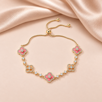 Bracelet Fleur Rose · Quatre Pétales sur fond satin beige rosé