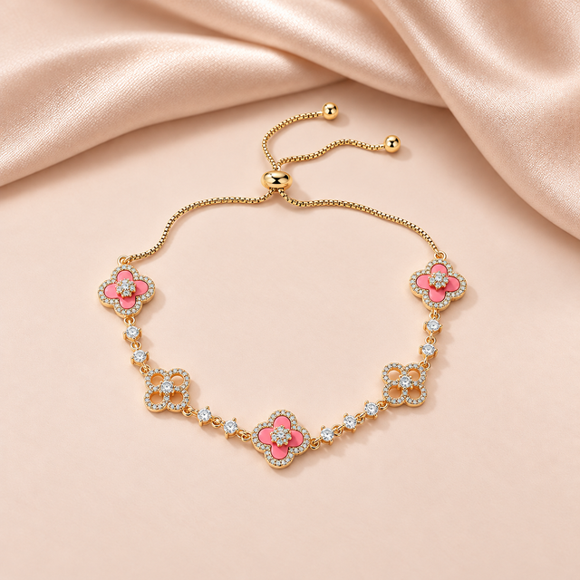 Bracelet Fleur Rose · Quatre Pétales sur fond satin beige rosé