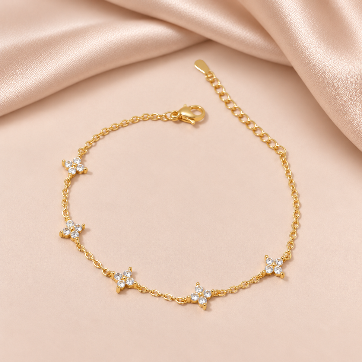 Bracelet Trèfle · Éclat Scintillant sur fond satin beige rosé
