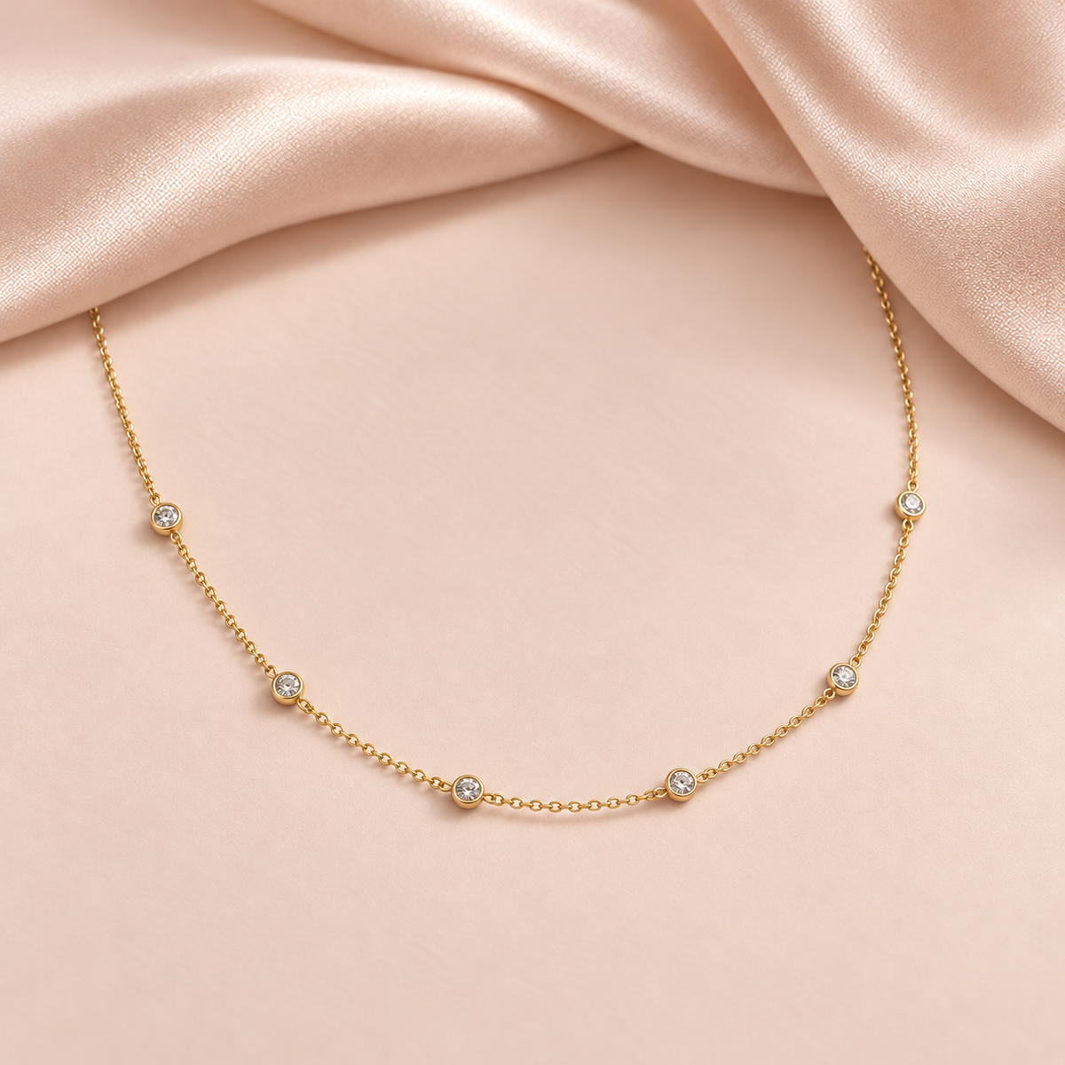 Collier Géométrique Scintillant sur fond satin beige rosé