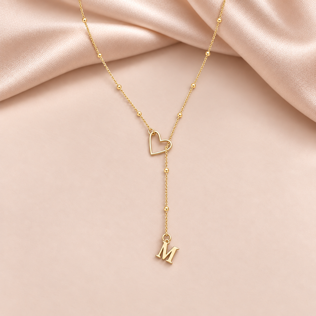 Collier Initiale · Cœur Ajouré sur fond satin beige rosé