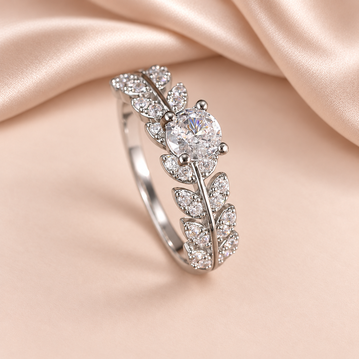 Bague Feuille · Zircon Argenté sur fond satin beige rosé