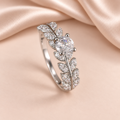 Bague Feuille · Zircon Argenté sur fond satin beige rosé