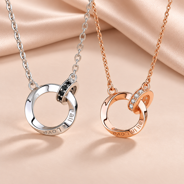 Collier Double Anneau de Möbius sur fond satin beige rosé