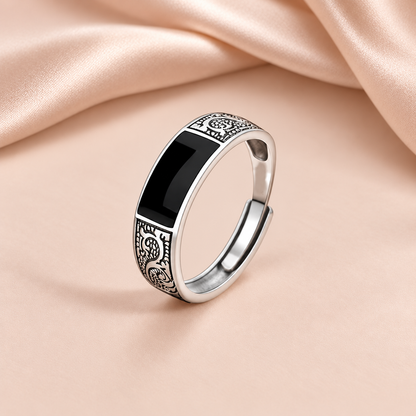 Bague Dragon Noire · Anneau Ajustable sur fond satin beige rosé